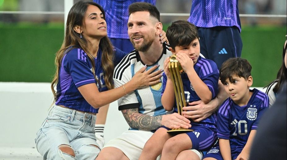 Messiho manželka ukázala vánoční idylku, Neymar si zatancoval s maminkou