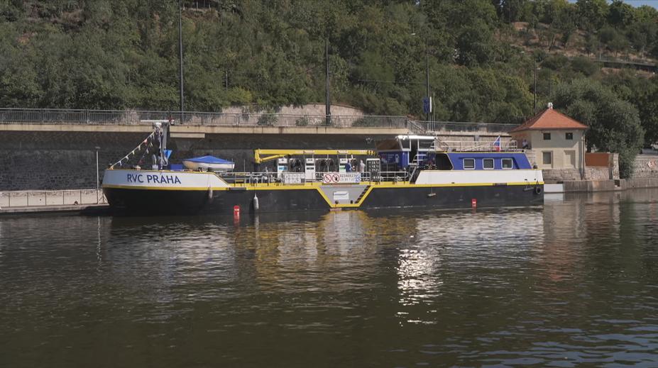 Na Vltavě vyplul nový tanker. Poslouží jako pojízdná čerpací stanice
