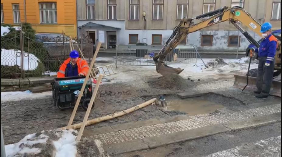 Kvůli mrazům praská potrubí, lidé zůstávají bez vody