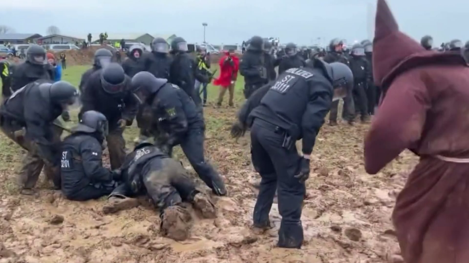 VIDEO: Těžkooděnci se znemožnili. Před aktivisty se vyváleli v bahně