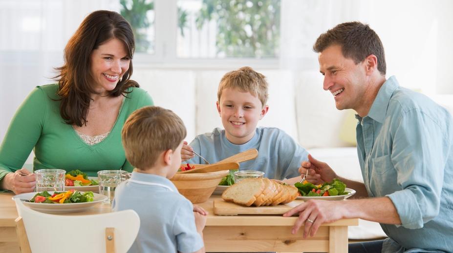 Odbornice řekla, kdy je nejlepší jíst večeři. Zlepší se vám spánek i trávení