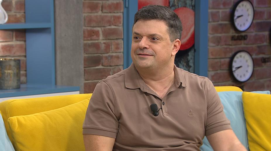 Herec z Ulice potkal v tramvaji bývalého premiéra. Jeho fotka boří internet