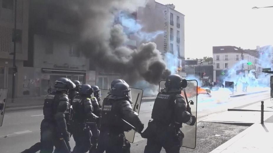 Francie nezvládá studentské bouře. Rozmluvte dětem protesty, vyzval rodiče ministr