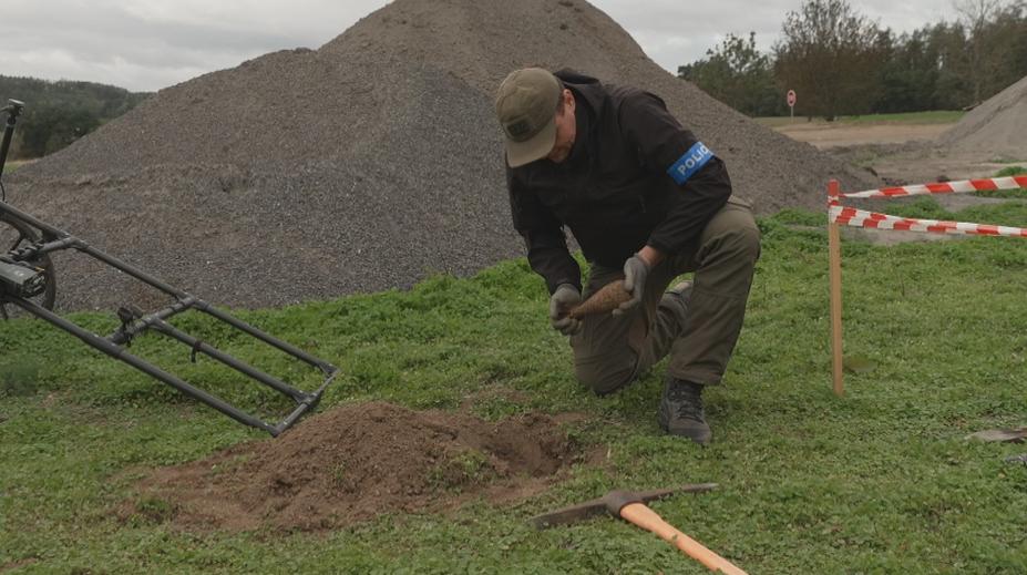 Při stavbě dálnice D3 objevili granáty z války. Pyrotechnici je musí odstranit