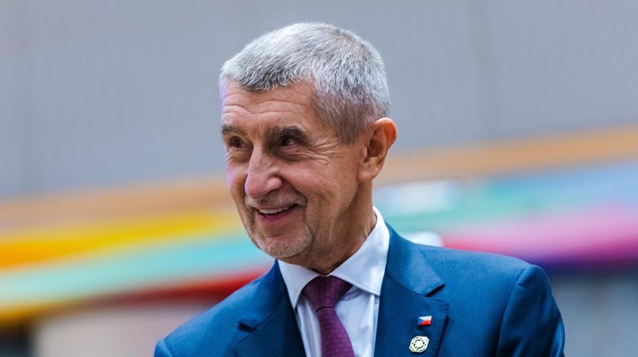 Premiér Babiš musel do nemocnice. Vzali mu kus tváře
