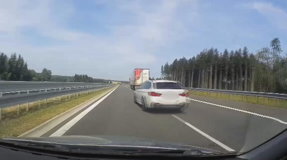 Řidiče u Litomyšle překvapil manévr druhého auta. Podělil se o video