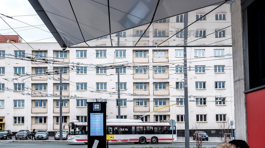 Drama kvůli jízdě načerno v Pardubicích. Žena sahala po pistoli, partner se pořezal