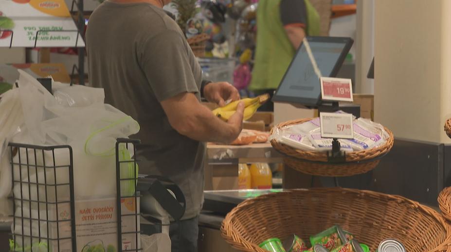 Supermarkety jsou trnem v oku zemědělcům i malým obchodům. Češi je však milují
