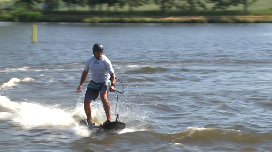 Český olympionik vyměnil lyže za motorový surf, prkno stojí jako auto