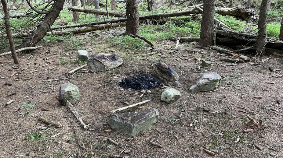 Nizozemci rozdělali oheň v Obřím dole v Krkonoších, kam lidé nesmí. Dostali pokutu