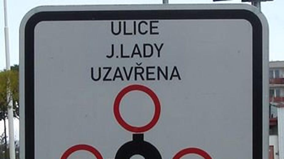 Kdo neodbočil, krouží tam dodnes! Česko baví vtipné dopravní značky