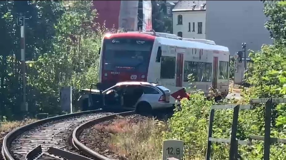 Ženy v autě vjely na přejezd, narazil do nich vlak. Obě jsou ve vážném stavu