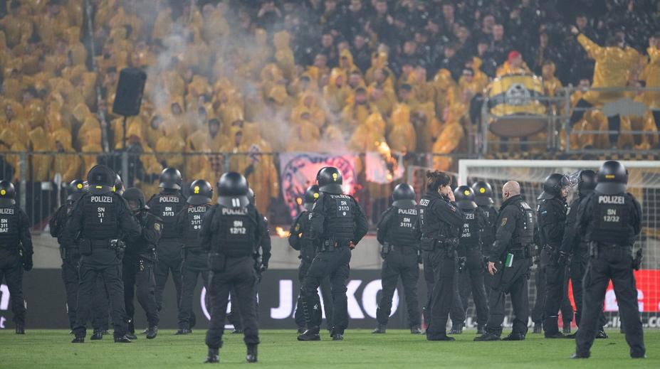 Obří bitku si domluvili na noc. Stovky policistů zasahovaly proti fanouškům