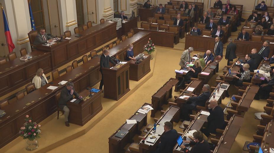 Interpelace ve Sněmovně musely být přerušeny. Ani jeden z ministrů v sále nebyl