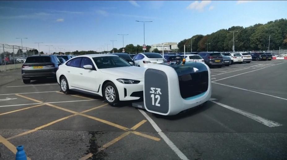 V Británii parkují auta roboti. Šetří tak čas i prostor
