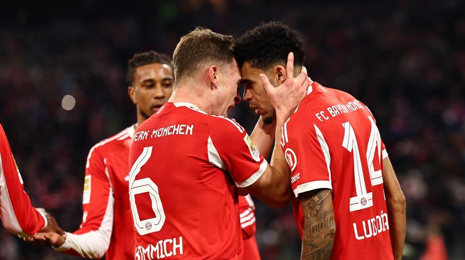 Bayern zachránil výhru v nastavení. Hoffenheim přejel Augsburg