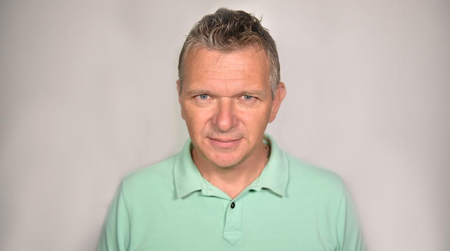 Radost oblíbeného reportéra. Je otcem dvojčátek, k porodu ale nesměl
