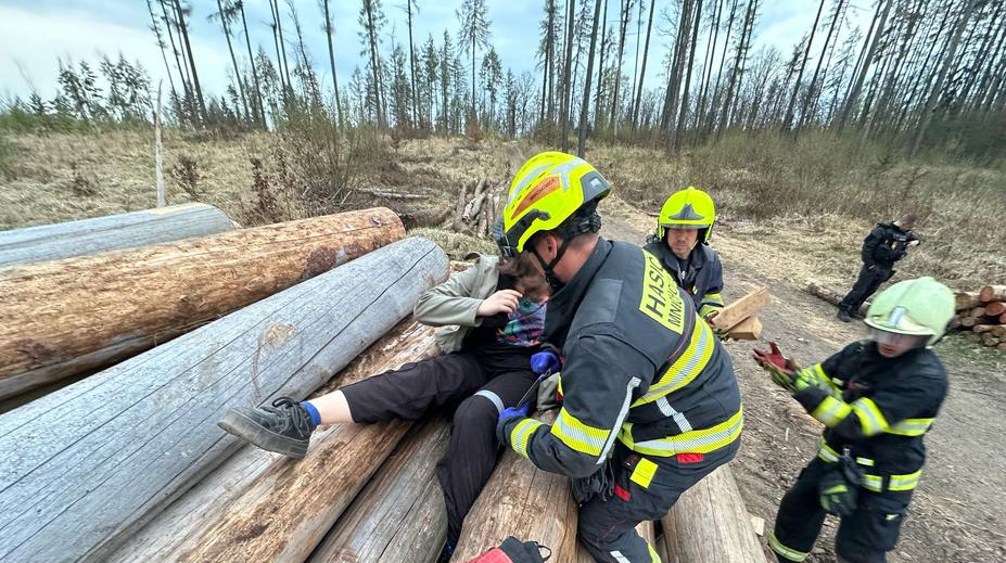 Dívka se zaklínila mezi klády. Hasiči zachránili ji i mobil