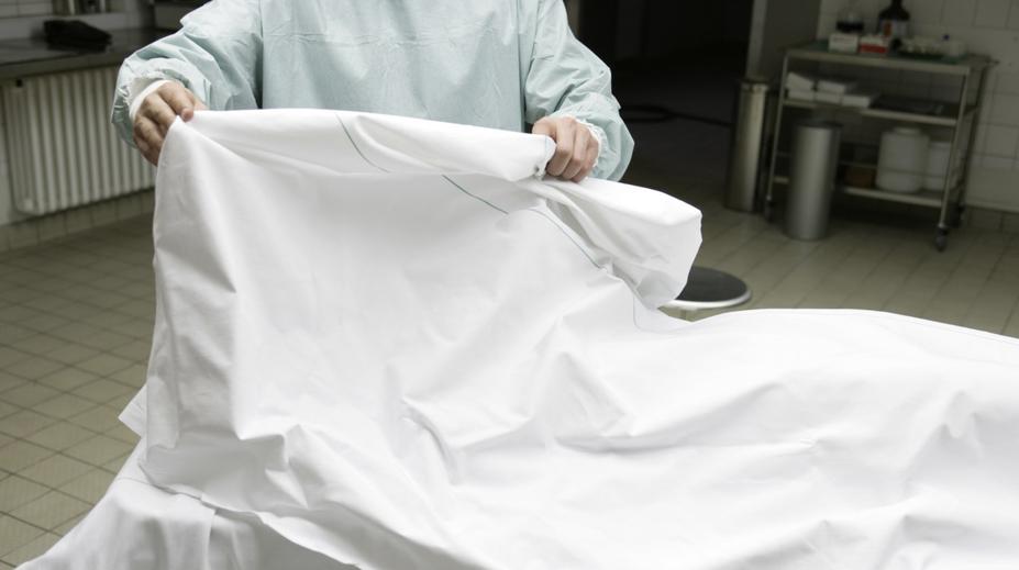 Truchlící rodina v Indii zažila obrovský šok, její příbuzný obživl na pitevním stole