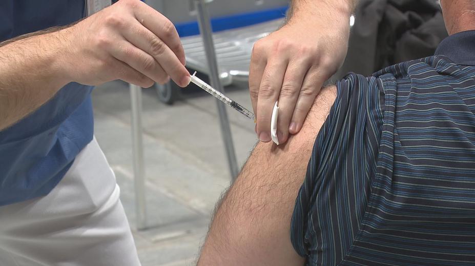 Vakcíny proti covidu-19 plně fungují. Třetí dávka není nutná, tvrdí experti