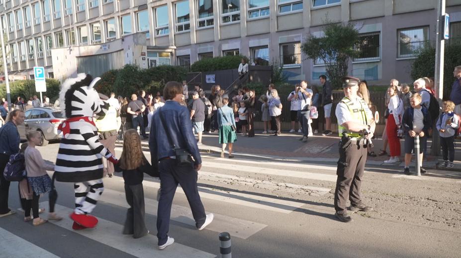 Nekoukejte do telefonu a nenoste sluchátka. Policisté učili děti bezpečně přecházet