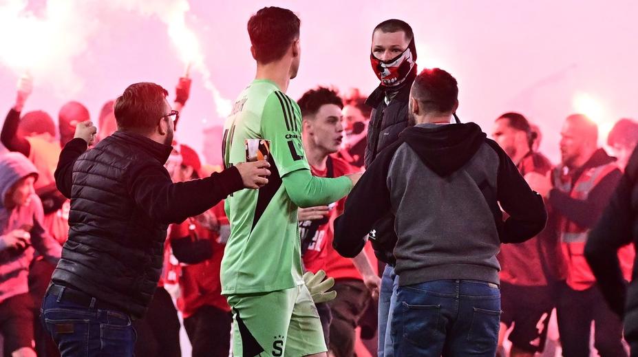 Dohra derby pražských S: Stovce fanoušků hrozí pokuty, dva mohou jít za mříže