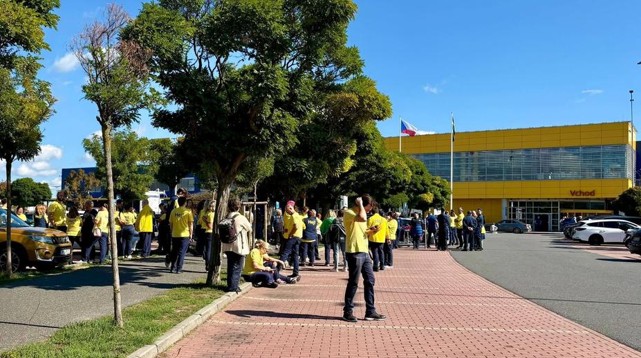 Obchodní dům IKEA v Praze evakuovali. Kvůli technické závadě museli všichni ven