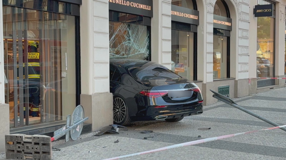 Mercedes v Praze narazil do luxusního butiku. Za volantem seděla starší řidička