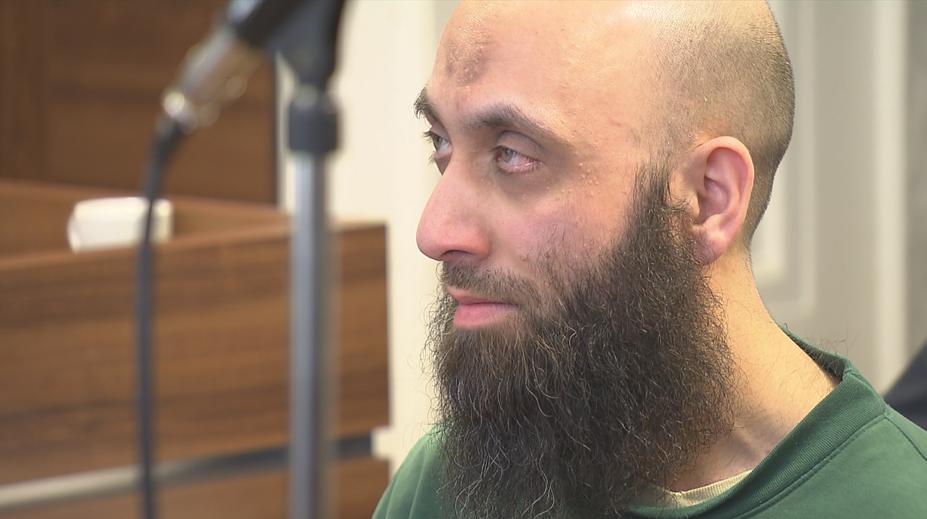 Soud potvrdil 10 let pro pražského imáma. Při čtení rozsudku odmítl vstát