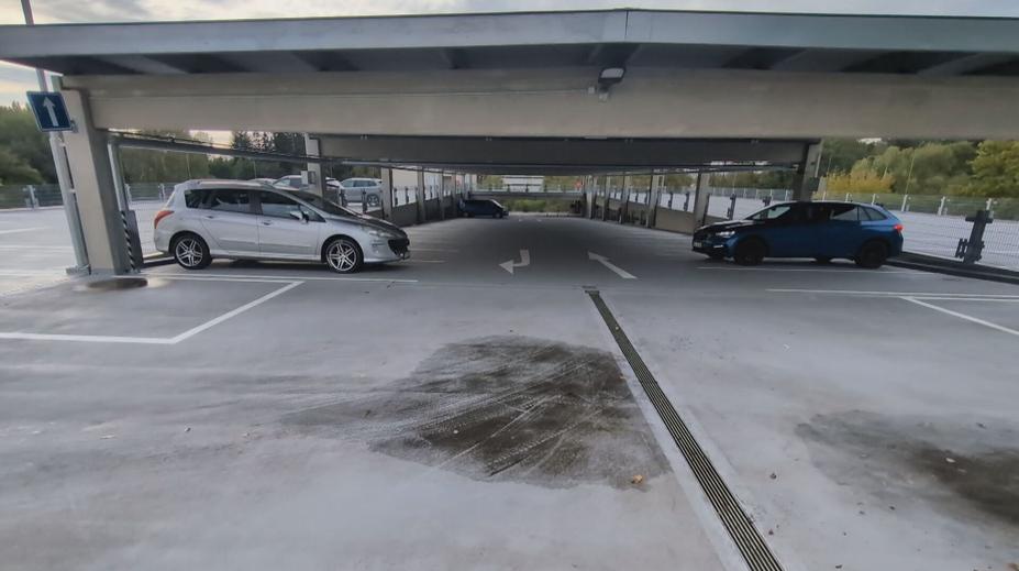 V parkovacím domě driftoval mladý řidič. Auto to dělalo samo, tvrdil