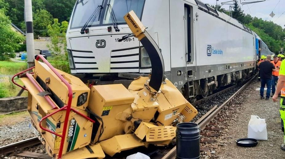 Vlak u Klatov narazil do štěpkovače. Hasiči evakuovali 70 cestujících