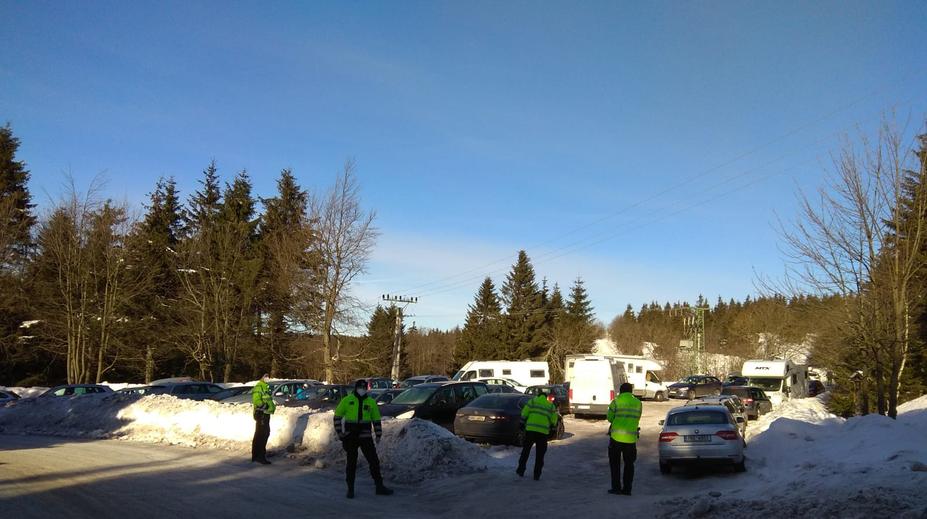 Parkoviště na horách se rychle plní! Policisté musí řídit dopravu
