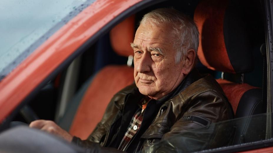 Senior vjel na D5 do protisměru. Dělník ho sprostě seřval, Čechy to rozdělilo