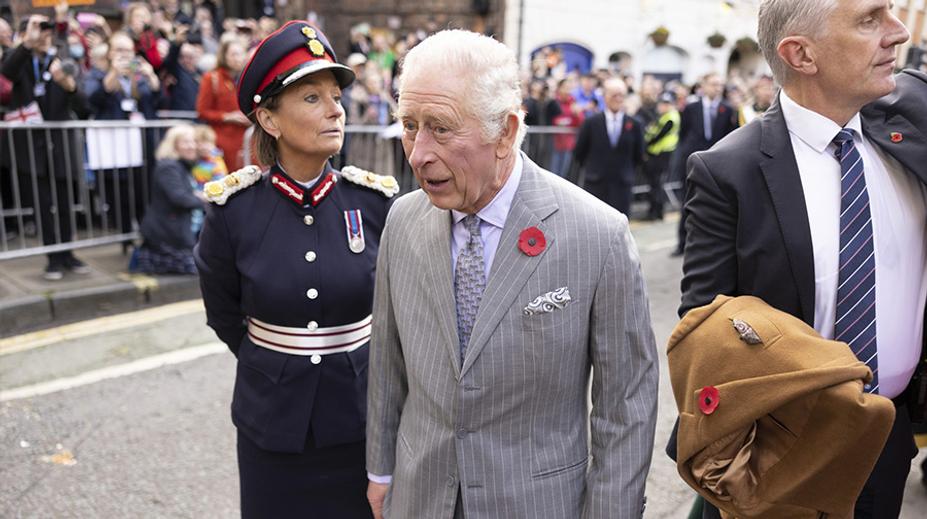 Aktivista házel vejce na krále Karla III. Británie stojí na krvi otroků, křičel