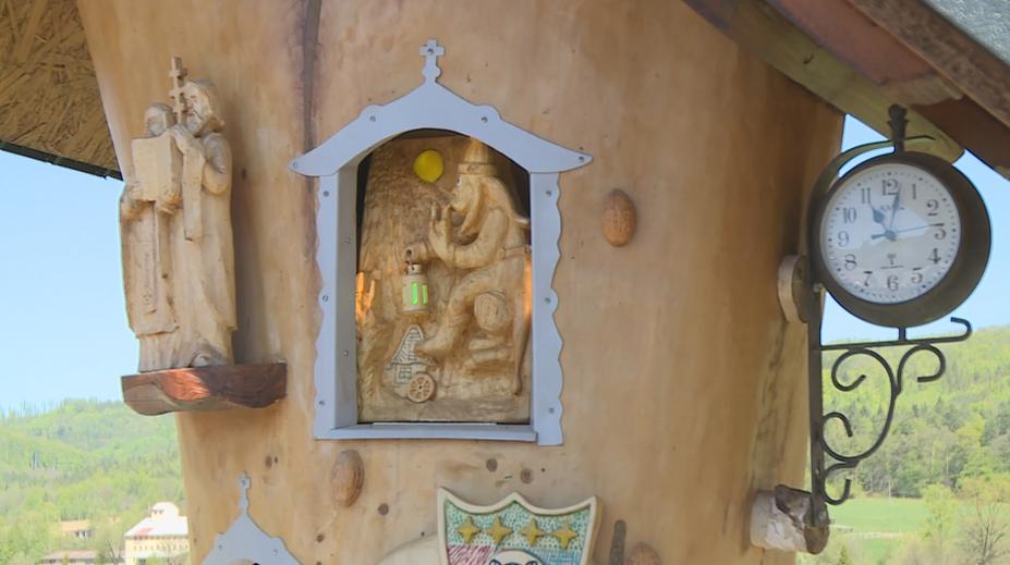 Česko má další orloj. Pohádkovou verzi podomácku vyrobil pan Miroslav z Valašska