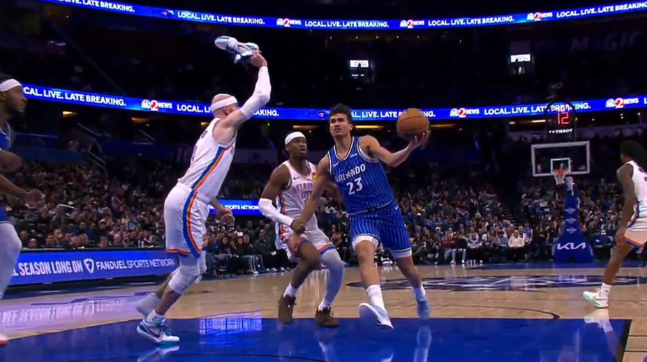 Bizarní faul v NBA. Hráč zablokoval soupeře svou botou v ruce