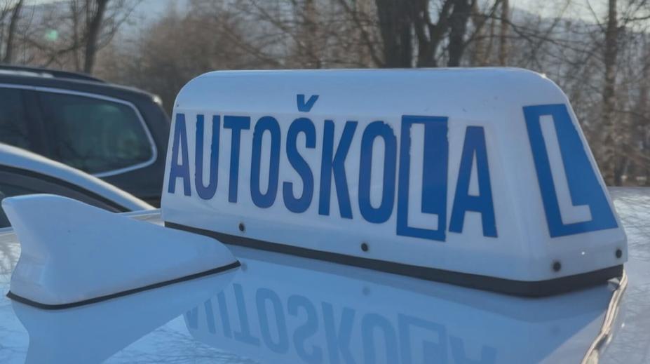 Autoškoly na Prachaticku prošetřuje policie. Za úplatu měly ulehčovat zkoušky