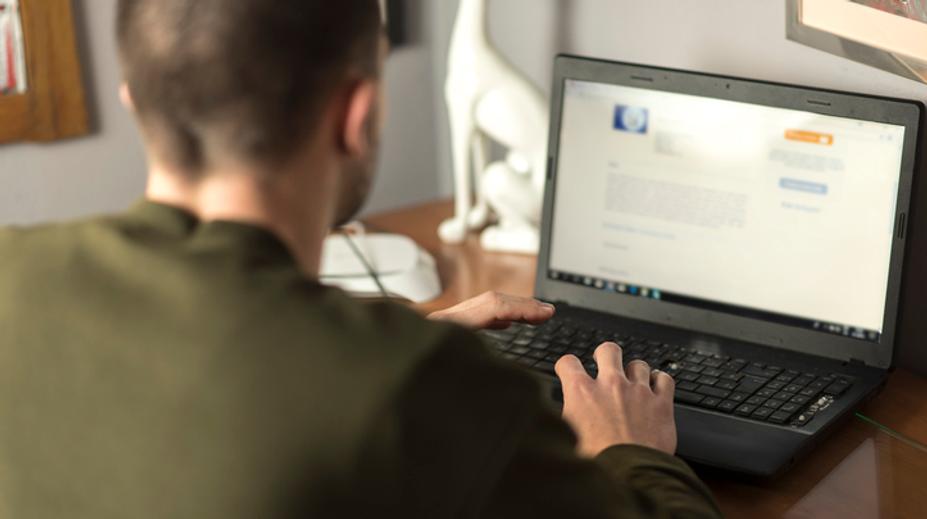 Vychytralý podvodník obral firmu o tři čtvrtě milionu. Vydával se za šéfa