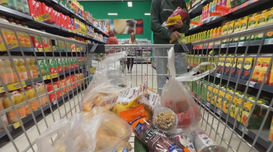 Potraviny zdražily, nafta je ale levná. Začínáme se mít lépe, říká ekonom