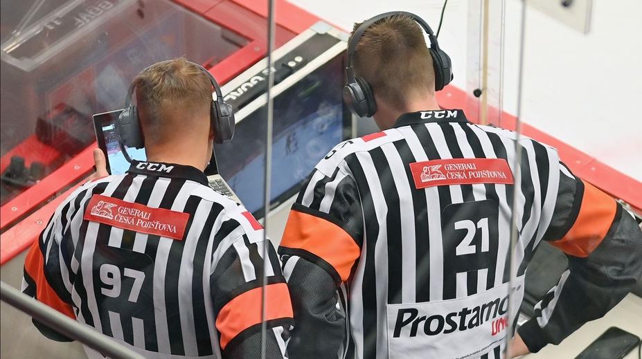 Zásadní novinka v hokejové extralize. U vyšších trestů sudí využijí videozáznam