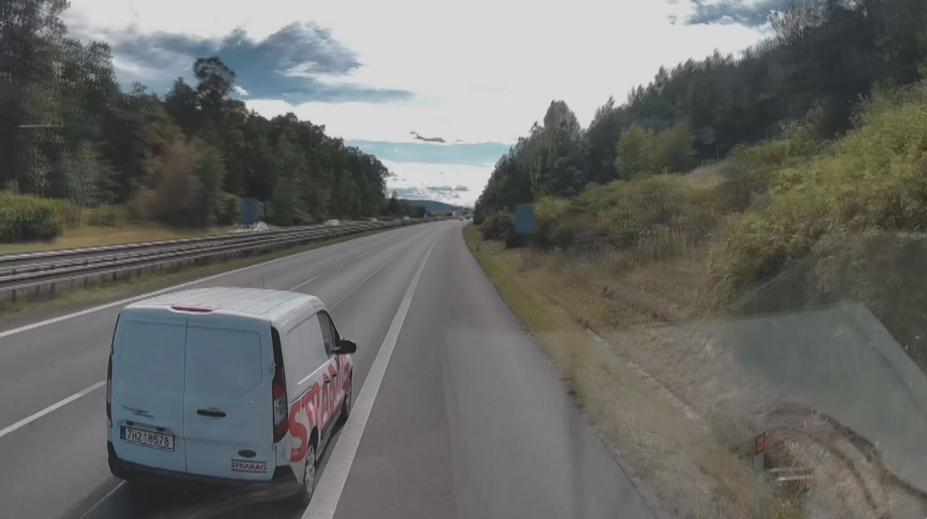 Na D5 vybržďovala dodávka Strabagu kamion. Řidič pak ukazoval vulgární gesta