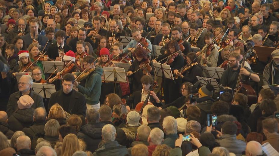 VIDEO: Vlakové nádraží naplněné k prasknutí. Rybovka přilákala davy lidí