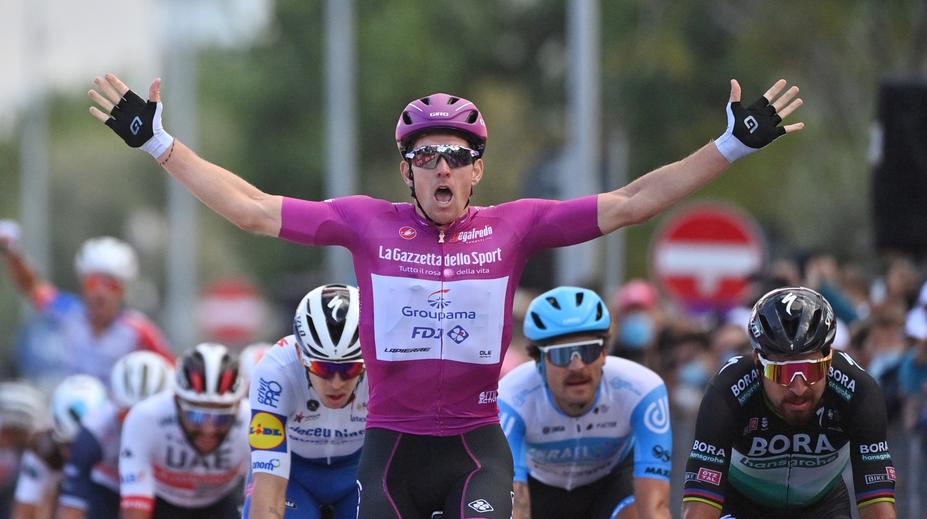 Démare na Giru vyhrál už počtvrté! Sagan ho v Rimini naháněl marně
