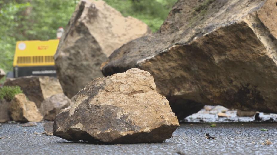 Na silnici v Hřensku padají balvany. Skály jsou po požáru náchylnější
