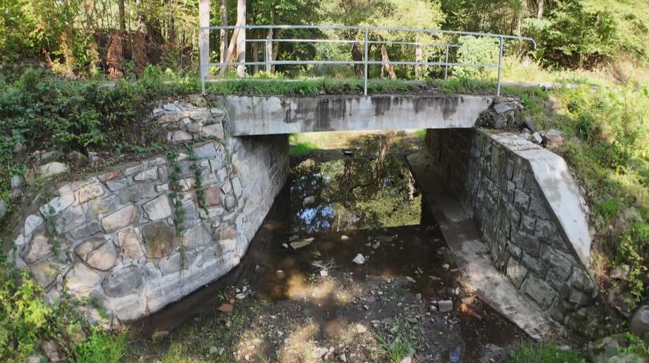 Most poničený povodní se po dvou letech dočkal opravy. Nikdo nevěděl, komu patří