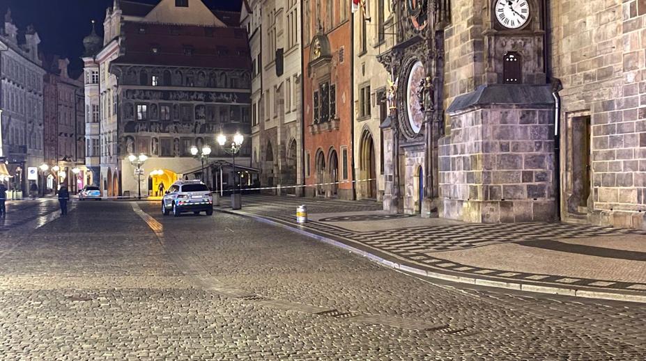 Odložený pivní sud u orloje způsobil poplach v centru Prahy