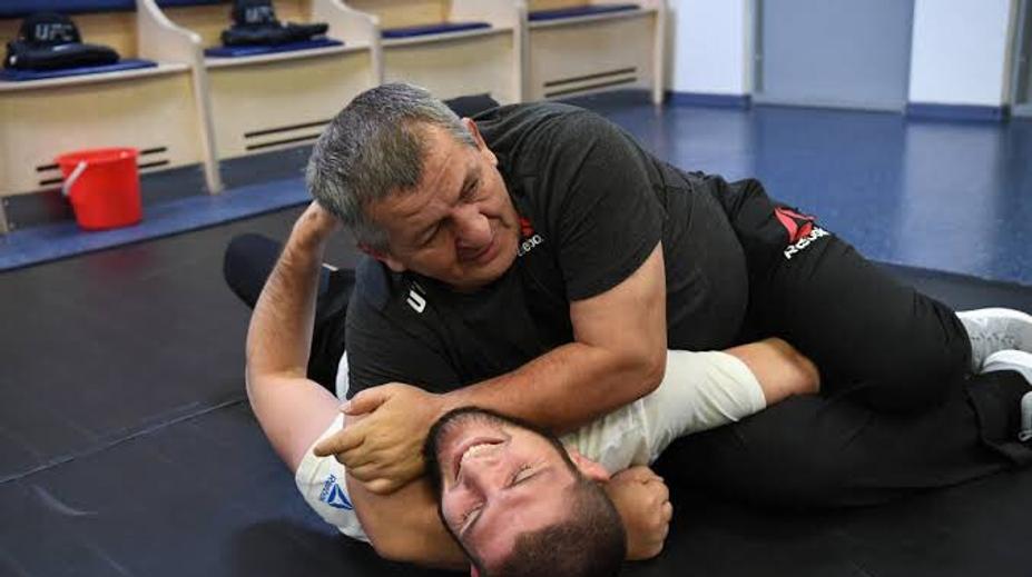 Otevřené oči i první slova! Otec Chabiba se probudil z kómatu