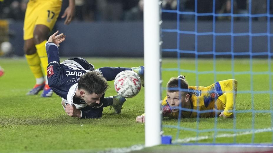 Kuriózní gól v FA Cupu. Útočník Millwallu se trefil hlavou vleže