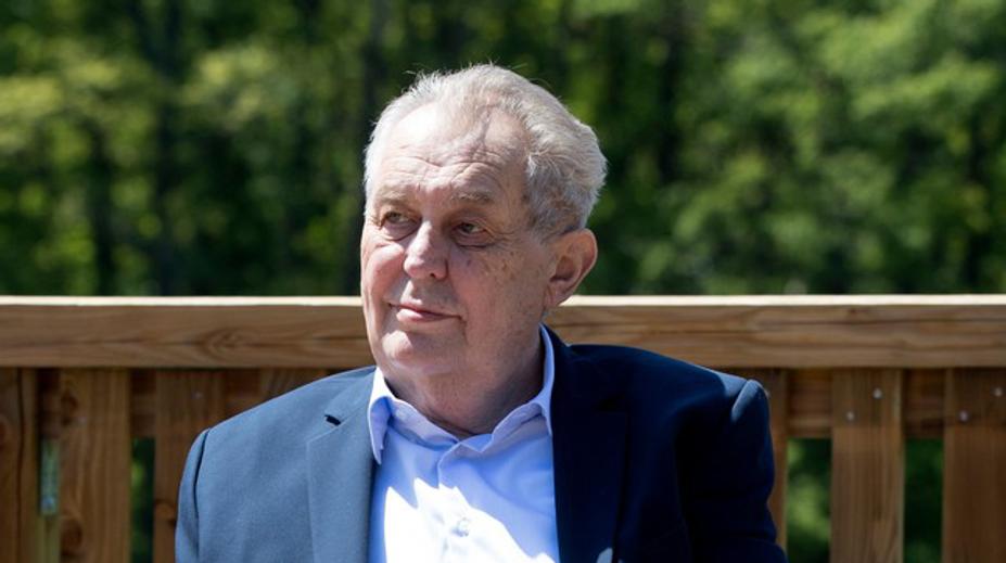 Prezidenta Zemana přesunuli na běžné lůžko. Návštěvy ale přijímat nemůže