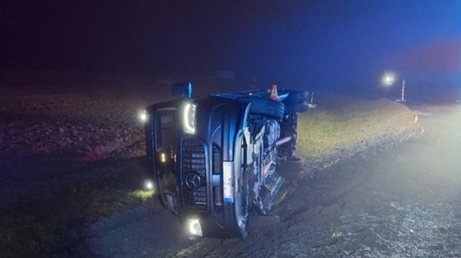 Na Olomoucku se převrátil mikrobus. Několik lidí se zranilo